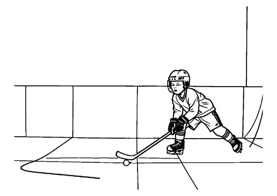 Un piccolo giocatore di hockey con casco e tuta tiene il bastone accanto al disco sulla pista di pattinaggio.
