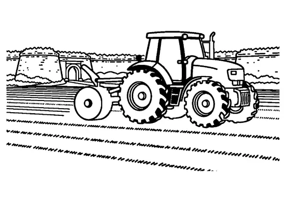 Um trator puxa um rolo pesado sobre um campo arado perto de um antigo forte terrestre.