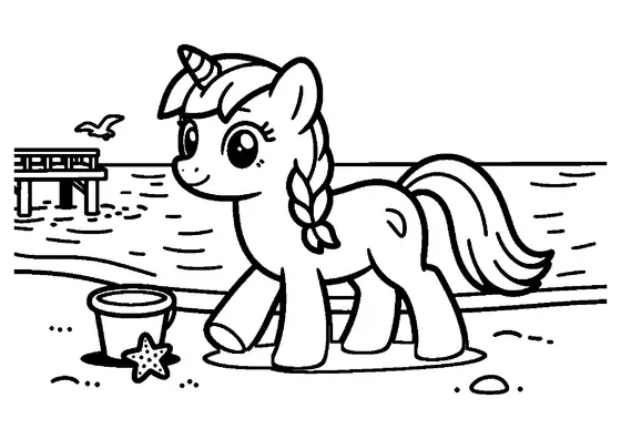 Pony mit geflochtener Mähne und einem Eimer am sandigen Meeresufer, im Hintergrund ist eine Seebrücke zu sehen.