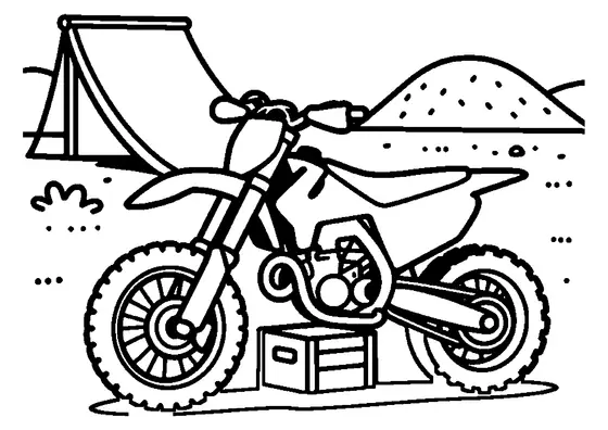 Una moto de campo está aparcada junto a una rampa metálica de salto en un circuito de obstáculos arenoso.