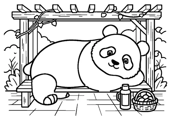 Un panda uriaș stă întins pe o bancă simplă din bambus, la umbra unei pergole.