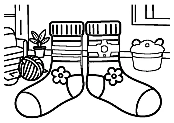Une paire de chaussettes en laine avec une grande fleur est posée près d'un panier et d'une pelote de laine dans un salon.