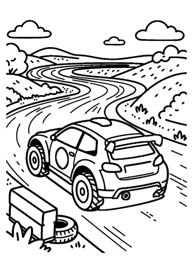 Une voiture de rallycross sur une large piste ovale en terre, avec un pneu, une barrière souple, des talus herbeux et des nuages.