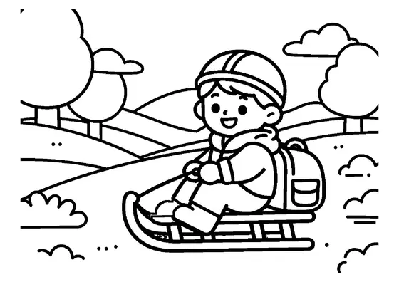 Un bambino sorridente seduto su un grande slittino di legno ai piedi di una collina innevata.