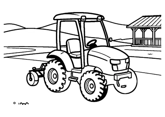 Un tractor utilitario arrastrando un aireador de césped en la orilla de un campo de golf.