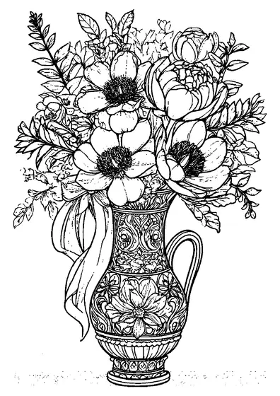 Um buquê abundante de peônias e tulipas num jarro decorativo com um coração de fita.