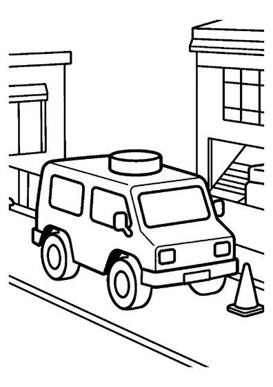 Véhicule blindé dans une rue d’entraînement, parmi des façades, une barrière et un cône de signalisation.